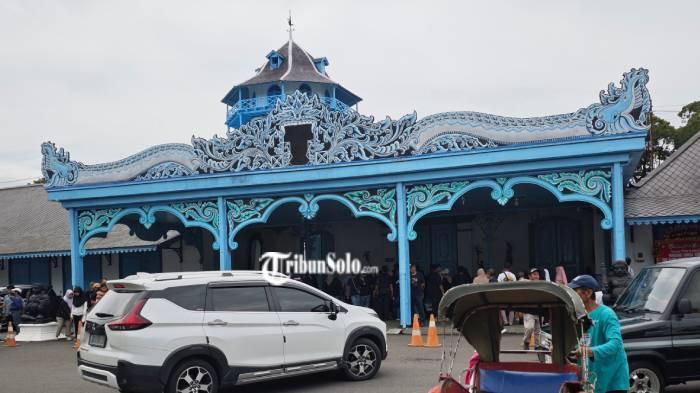 RAMAI. Suasana di depan Pintu Kamandungan pada Sabtu (27/12/2025). Kubu PB XIV Hangabehi akan mengusahakan pembukaan pintu Kamandungan untuk wisatawan.