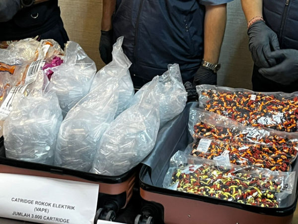 Polisi menunjukkan barang bukti dan pelaju kasus narkoba jenis etomidate yang beroperasi di apartemen kawasan Sudirman, Jakarta Pusat, Jumat (16/1). Foto: Rayyan Farhansyah/kumparan