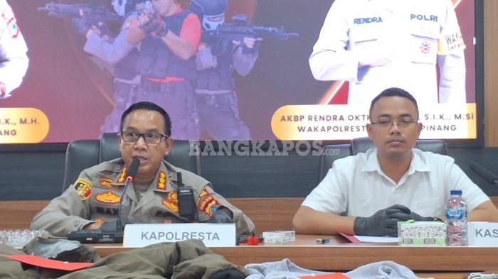 BEGAL PAYUDARA -- Kapolresta Pangkalpinang, Kombes Pol Max Mariners, didampingi Kasat Reskrim, AKP Singgih Aditya Utama, ketika melaksanakan konferensi pers di Aula SAR Mapolresta Pangkalpinang, Kamis (15/1/2026),