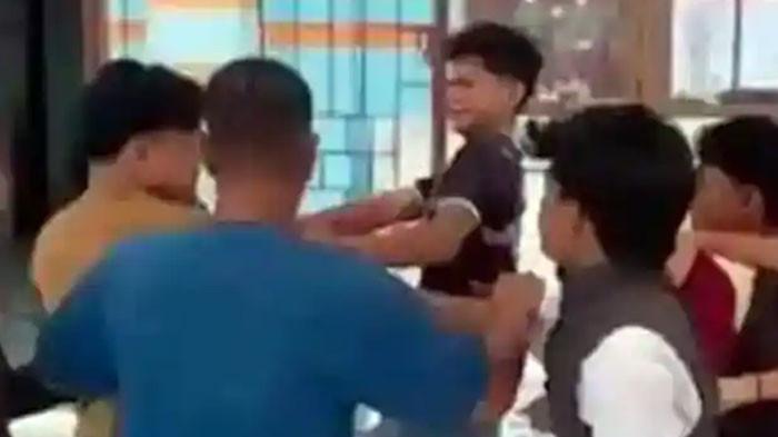 SISWA KEROYOK GURU - Tangkapan layar video viral belasan siswa keroyok guru SMK, Agus Saputra. Para siswa pengeroyok guru SMK, Agus Saputra mendapat sanksi tegas yakni membuat surat pernyataan. Guru yang menjadi korban pengeroyokan memang tidak hadir di lokasi mediasi karena sedang menjalani pengobatan secara mandiri di Kota Jambi, Kamis (15/1/2026).
