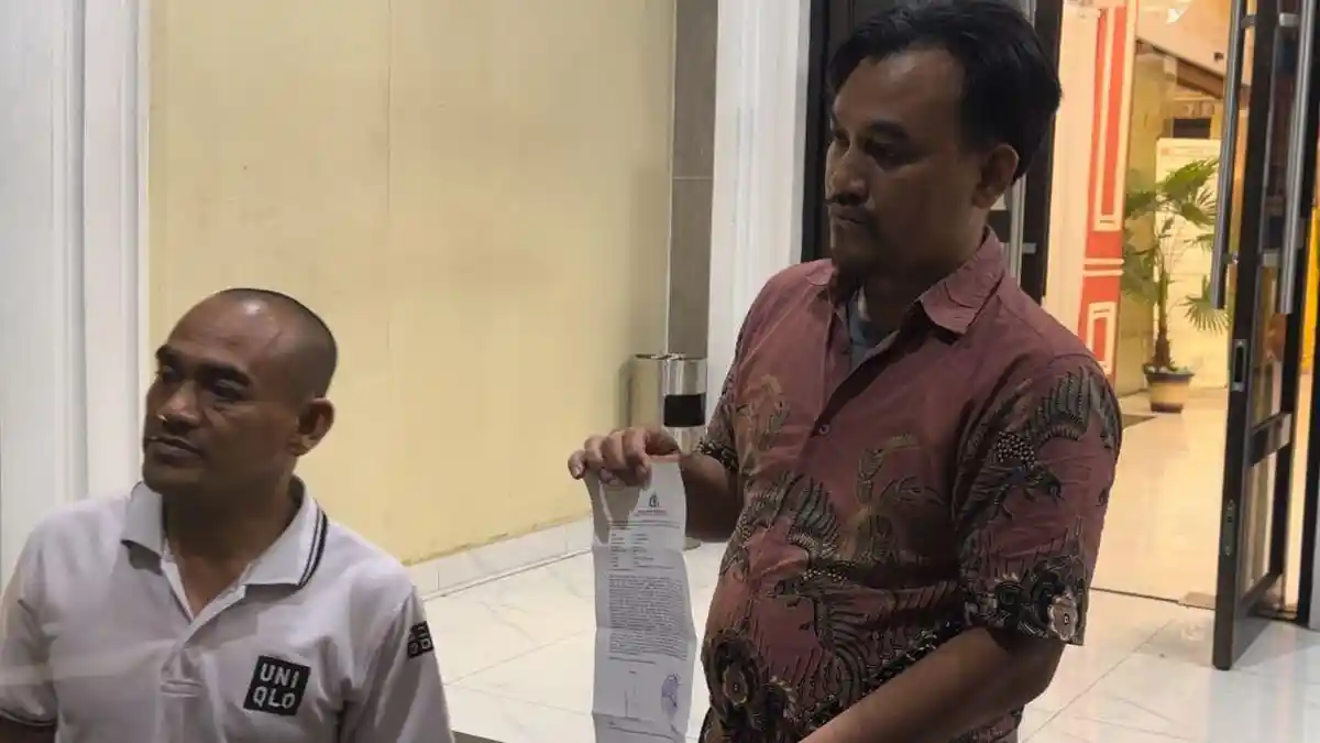 LAPOR POLISI - Guru SMKN 3 Berbak, Agus Saputra, resmi melaporkan kasus pengeroyokan yang dialaminya ke Polda Jambi pada Kamis (15/1/2026), meskipun Mendikdasmen dan pihak sekolah sebelumnya menyatakan kasus telah diselesaikan melalui mediasi.