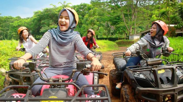 WISATA BOGOR - Wisatawan menikmati wahana permainan di Jungleland Sentul, Babakan Madang, Kabupaten Bogor, Jawa Barat, pada Jumat (12/9/2025).