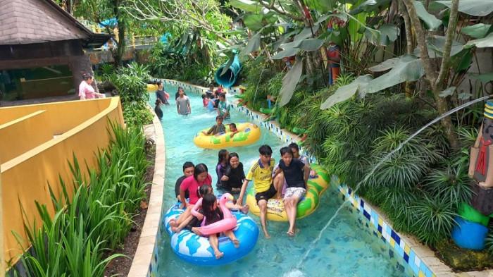 WISATA BOGOR - Wisatawan bermain air di The Jungle Adventure Park di Perumahan Bogor, Nirwana Residence, Bogor Selatan, pada Selasa (9/9/2025).