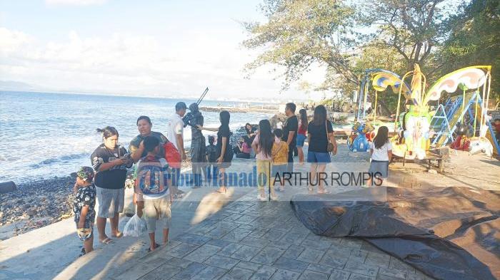 LIBUR: Masa liburan dimanfaatkan warga Manado dengan mengunjungi sejumlah objek wisata, Jumat (16/1/2026). Salah satu lokasi yang dikunjungi adalah Malalayang Beach Walk 2 di Kelurahan Malalayang, Kecamatan Malalayang, Kota Manado, provinsi Sulut.