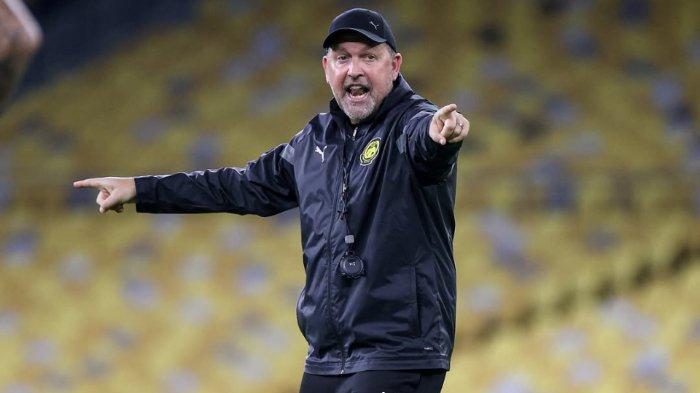 LATIHAN MALAYSIA - Pelatih asal Australia Peter Cklamovski memberi arahan kepada para pemain Timnas Malaysia pada sesi latihan di Stadion Bukit Jalil, Senin (2/6/2025). (Instagram FAM - 3/6/2025)