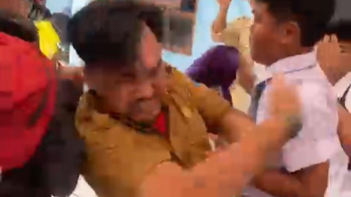 Tangkapan layar video yang beredar di media sosial saat guru dikeroyok siswa di Kabupaten Tanjung Jabung Timur, Selasa (1312026)(WA Grup Jambi)