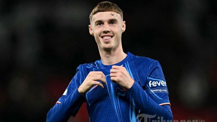 CHELSEA MENANG TELAK - Gelandang Chelsea asal Inggris #20 Cole Palmer bereaksi setelah pertandingan sepak bola Liga Primer Inggris antara Manchester United dan Chelsea di Old Trafford di Manchester, barat laut Inggris, pada tanggal 3 November 2024. (Photo by Paul ELLIS / AFP)