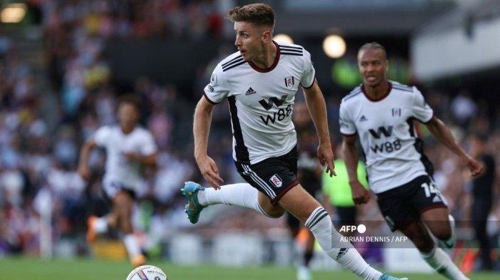 PEMAIN FULHAM - Gelandang Fulham, Tom Cairney menggiring bola selama pertandingan sepak bola Liga Premier Inggris melawan tim tamu Brentford pada tahun 2022.