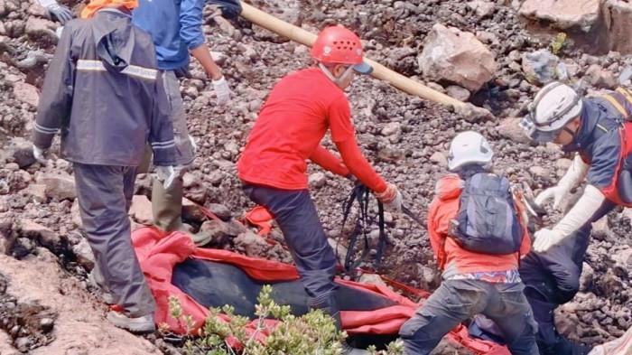 Proses evakuasi — Dokumentasi relawan SAR gabungan saat melakukan proses pembungkusan jenazah Syafiq yang ditemukan meninggal dunia jalur Gunung Malang. Dalam proses tersebut, tim SAR gabungan menemukan sepatu milik korban yang tercecer tidak jauh dari lokasi ditemukannya korban.