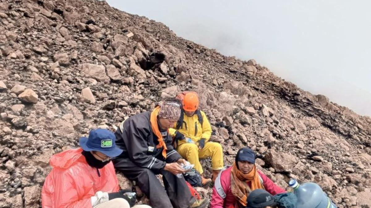POTRET  PENDAKI - Himawan, yang mengenakan jas hujan warna merah, saat bertemu dengan Bucek (syal orange) di sekitar Batu Langgar.