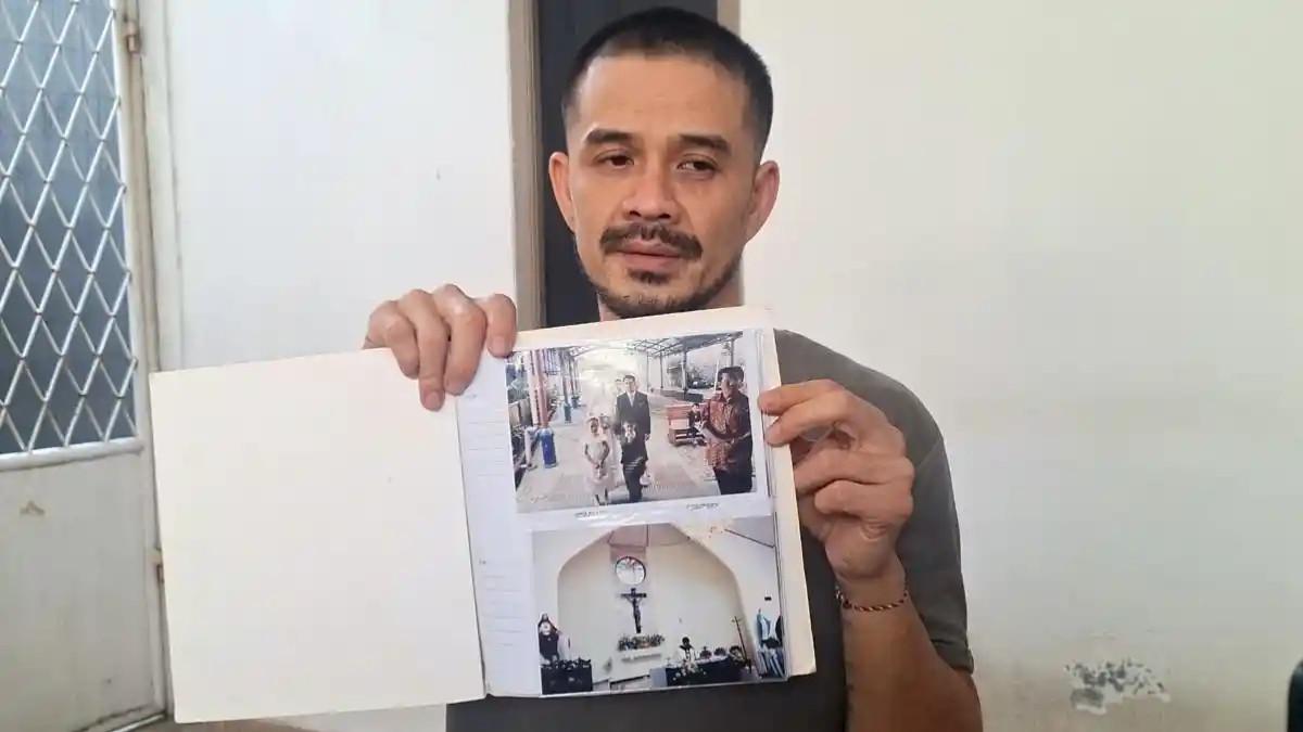 GROOMING AURELIE MOEREMANS - Roby Tremontie memamerkan foto-foto pernikahannya bersama aktris Aurelie Moeremans di rumahnya di Cibinong, Kabupaten Bogor, Jawa Barat, Selasa (13/1/2026). Roby Tremontie menikahi Aurelie Moeremans pada Oktober 2011.