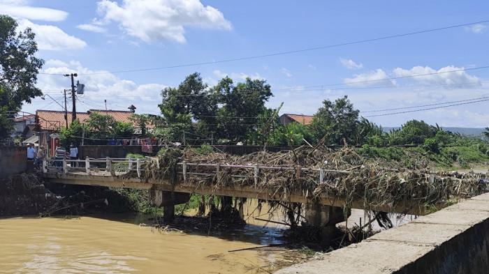 SISA SAMPAH - Kondisi jembatan di Desa Kebonadem Kendal penuh sampah setelah diterjang banjir pada Kamis (15/1/2026) malam. 