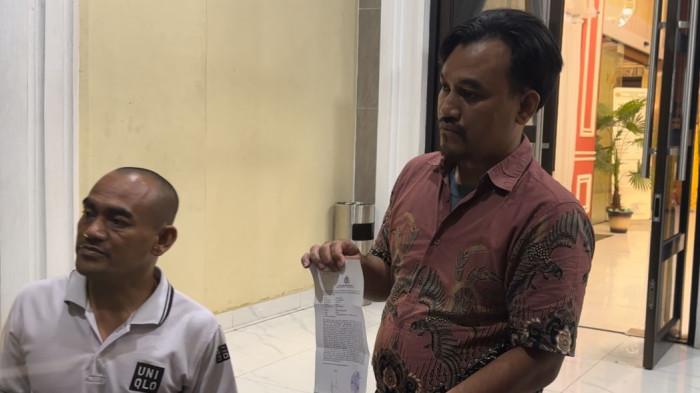 Guru SMKN 3 Berbak Agus Saputra yang dikeroyok siswanya, melapor ke Polda Jambi, Kamis (16/1/2026) sore.