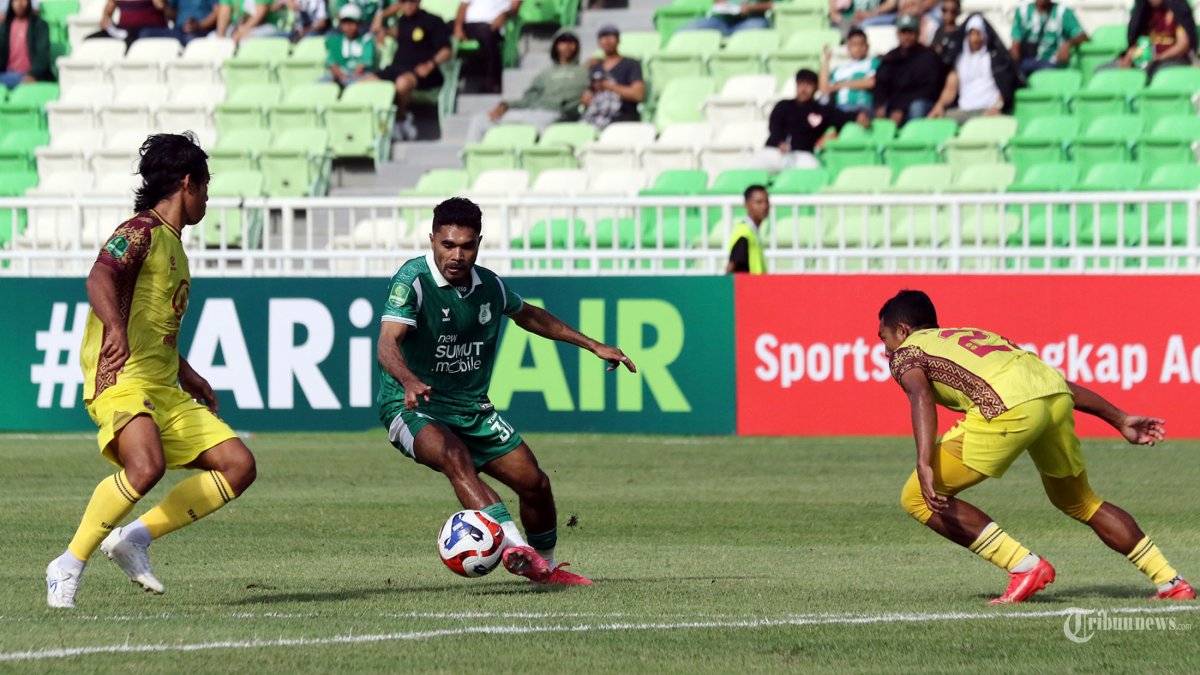 PSMS MENANG - Pesepakbola PSMS Medan Rifal Lastori (tengah) dikawal dua pesepakbola Sriwijaya FC pada pertandingan pekan keempat Pegadaian Championship Musim 2025/2026, di Stadion Utama Sumatra Utara, Deliserdang, Sabtu (4/10/2025). Hasil akhir, PSMS Medan berhasil menang atas Sriwijaya FC dengan skor 3-1. TRIBUN MEDAN/DANIL SIREGAR 