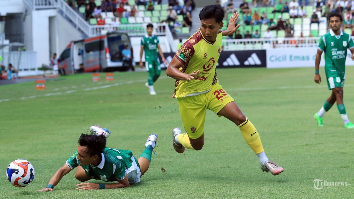 PSMS MENANG - Pesepakbola PSMS Medan Rifai Marsi (kiri) dilanggar pesepakbola Sriwijaya FC Reza Pahlevi pada pertandingan pekan keempat Pegadaian Championship Musim 2025/2026, di Stadion Utama Sumatra Utara, Deliserdang, Sabtu (4/10/2025). Hasil akhir, PSMS Medan berhasil menang atas Sriwijaya FC dengan skor 3-1. TRIBUN MEDAN/DANIL SIREGAR