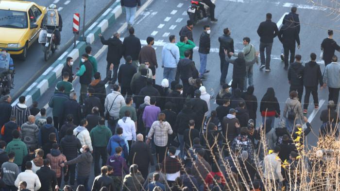 GELOMBANG PROTES - Para pemilik toko dan pedagang melakukan protes di jalanan memprotes buruknya kondisi ekonomi dan mata uang Iran yang sedang terpuruk di Teheran pada 29 Desember 2025. Demonstrasi berubah menjadi gelombang protes yang memakan sebanyak 6 korban sejauh ini.