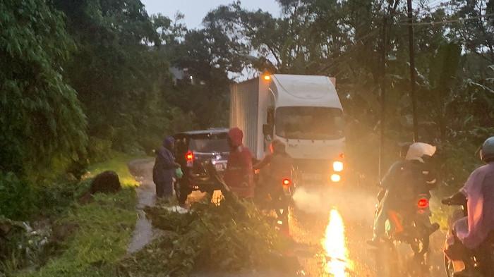 LONGSOR - Aparat kepolisian Polsek Pupuan mengatur arus lalulintas di Pupuan pasca longsor pada Jumat 16 Januari 2026 pagi