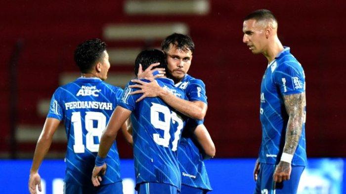 Bek Persib Bandung Rezaldi Hehanussa (menghadap kamera) saat melawan RANS Nusantara, Minggu (3/3/2024) malam. Rezaldi punya kans besar melawan Persija Jakarta, Sabtu (9/3/2024).