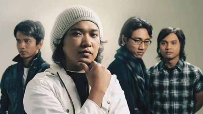 Berikut chord gitar lagu Sebenarnya Cinta yang dinyanyikan oleh band Letto. Lagu ini sedang menjadi viral di Instagram Reels.