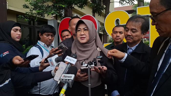 DOKTER TIFA - Dokter Tifa bersama sejumlah koleganya usai mundur atau walkout dari agenda audiensi dengan Komisi Percepatan Reformasi Polri di Gedung Sekolah Tinggi Ilmu Kepolisian (STIK), Jakarta Selatan, Rabu (19/11/2025). Dokter Tifa menyarankan Presiden RI Ketujuh Joko Widodo menjalani perawatan medis di luar negeri.