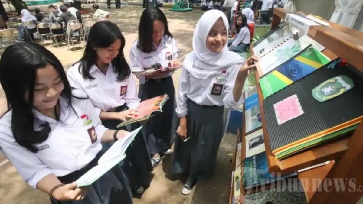 KUNCI JAWABAN SENI BUSAYA - Sejumlah pelajar membaca buku yang dipamerkan pada acara Literasi Alam Terbuka SMA Negeri 5 Bandung di Taman Musik, Jalan Belitung, Kota Bandung, Kamis (7/9/2017). Berikut kunci jawaban buku Seni Budaya kelas 11 halaman 95 Semester 2. Siswa diminta untuk mendeskripsikan tata panggung dan rias busana tokoh