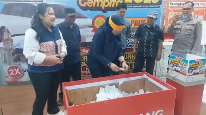 Pengambilan undian reguler Gemilang Gempita 2025 oleh seorang costumer