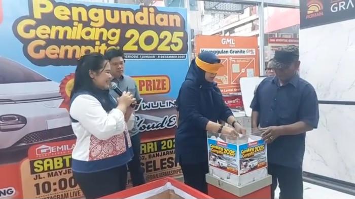 Pengambilan undian gold Gemilang Gempita 2025 oleh seorang costumer