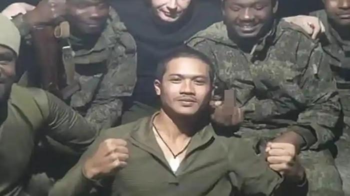 TENTARA BAYARAN RUSIA – Seorang Personel Brimob Polda Aceh, Bripda Muhammad Rio (tengah di bawah) diduga bersama sejumlah pihak yang tergabung dengan tentara bayaran Rusia. Foto ini beredar berbagai platform medos dalam beberapa hari ini.