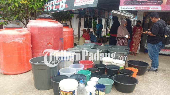 KRISIS AIR BERSIH- Sejumlah masyarakat menunggu kedatangan mobil tangki pengangkut air bersih di kawasan Pasar Ambacang, Kecamatan Kuranji, Kota Padang, Sabtu (17/1/2026).