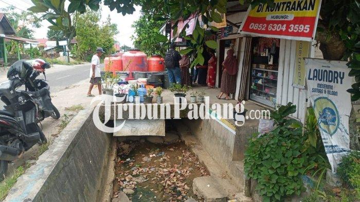 KRISIS AIR BERSIH- Sejumlah masyarakat menunggu kedatangan mobil tangki pengangkut air bersih di kawasan Pasar Ambacang, Kecamatan Kuranji, Kota Padang, Sabtu (17/1/2026).