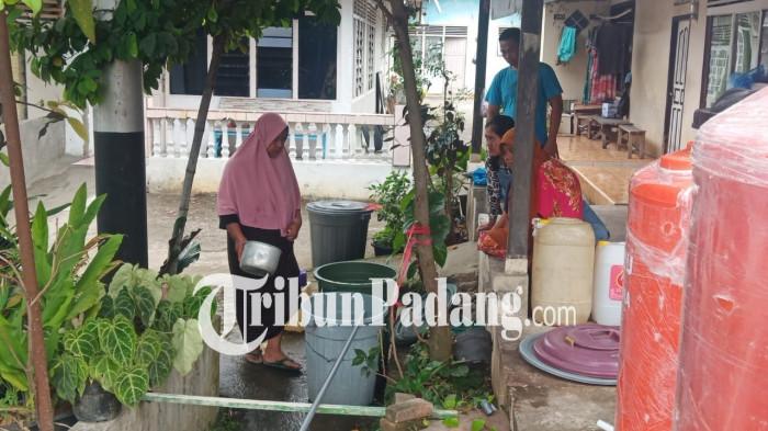 KRISIS AIR BERSIH- Sejumlah masyarakat menunggu kedatangan mobil tangki pengangkut air bersih di kawasan Pasar Ambacang, Kecamatan Kuranji, Kota Padang, Sabtu (17/1/2026).