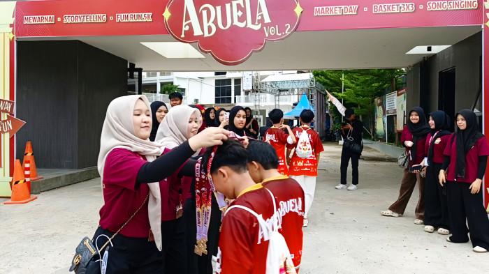 Pengalungan medali fun run 5 km kepada para peserta, yang telah berhasil mencapai garis finish 02