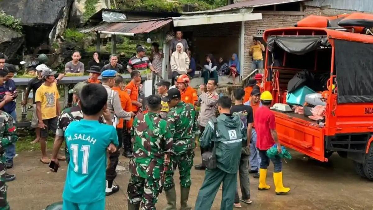 PESAWAT HILANG - 50 personel tim SAR gabungan turun mencari pesawat ATR 400 milik Indonesia Air