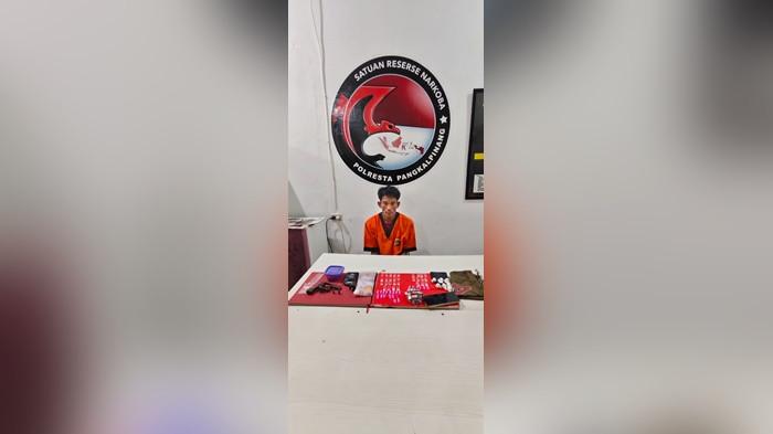 TERSANGKA DAN BARANG BUKTI  -- Tersangka beserta barang bukti, ketika diamankan di Mapolresta Pangkalpinang.