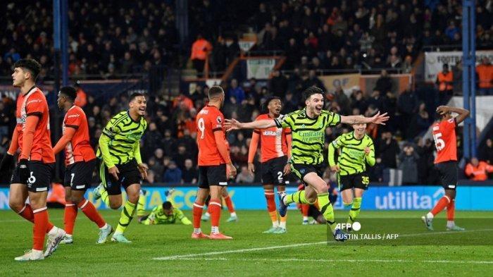 ARSENAL VS LUTON TOWN - Gelandang Arsenal Inggris #41 Declan Rice merayakan mencetak gol keempat timnya selama pertandingan sepak bola Liga Premier Inggris antara Luton Town dan Arsenal di Kenilworth Road di Luton, Rabu (6/12/2023).