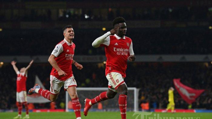 ARSENAL MENANG TIPIS - Gelandang Arsenal Inggris Bukayo Saka merayakan setelah mencetak gol kedua mereka selama pertandingan sepak bola Liga Premier Inggris antara Arsenal dan Manchester United di Stadion Emirates di London pada 22 Januari 2023. (Photo by Glyn KIRK / AFP)