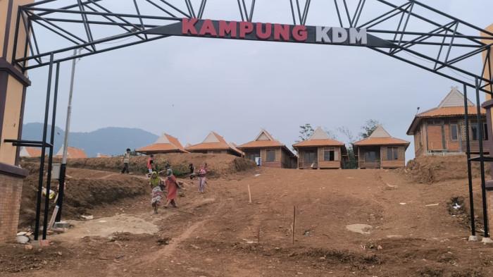 KAMPUNG KDM - Penampakan permukiman baru bernama Kampung KDM di Kampung Pasir Cabe, Desa Panyindangan, Purwakarta. Pemerintah Provinsi Jawa Barat mengalokasikan anggaran sebesar Rp10 miliar dari Bantuan Keuangan Khusus (BKK) Tahun Anggaran 2025 untuk membangun 40 unit rumah di Kampung KDM ini.