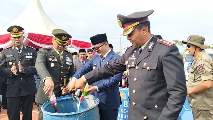 MUSNAHKAN RATUSAN MIRAS - Pemusnahan barang bukti Miras di RTH Djoesoef Abdullah Jalan Perintis, Tideng Pale, Kecamatan Sesayap, Kabupaten Tana Tidung, Kaltara, Senin (10/11/2025). Ratusan miras dimusnahkan yang ditemukan di wilayah Kecamatan Sesayap. (TribunKaltara.com/Rismayanti)
