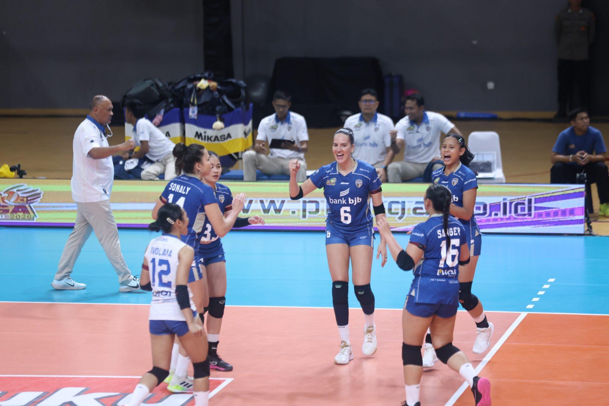 TIM BJB TANDAMATA - Para pemain Bandung BJB Tandamata melakukan perayaan setelah mencetak poin pada pertandingan hadapi Jakarta Livin Mandiri pada Proliga 2026 di GOR Ahmad Yani, Pontianak, Sabtu (10/1).