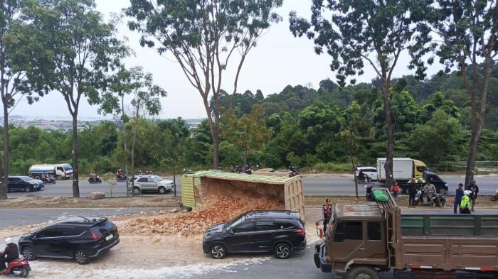 KECELAKAAN DI BATAM - Satu unit mobil truk pengangkut tanah terguling di Jalan Gajah Mada arah Tiban Lama, Kecamatan Sekupang, Kota Batam, Provinsi Kepulauan Riau (Kepri), Sabtu (17/1/2026).