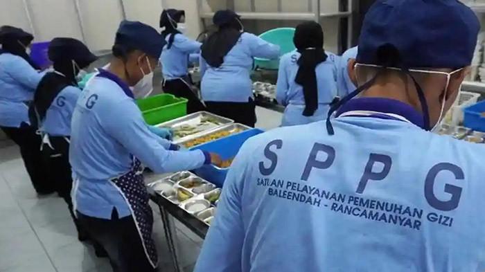 SPPG JADI PPPK - Pegawai SPPG sedang menyiapakn Program Makan Bergizi Gratis (MBG). MGG tidak hanya berfokus pada pemenuhan gizi anak-anak sekolah, tetapi juga memberikan dampak ekonomi bagi masyarakat sekitar. Melalui pengoperasian Dapur Sekolah Penggerak Pangan Gizi (SPPG), Kini ada kabar menyebut pegawai SPPG akan diangkat jadi PPPK.