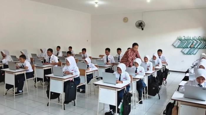 BELAJAR MENGAJAR - Sekolah Rakyat Menengah Pertama (SRMP) 14 Kota Batu yang ada di Panti Perlindungan dan Pelayanan Sosial Petirahan Anak (PPSPA) Bhima Sakti Songgokerto, Kecamatan Batu, Kota Batu kini telah beroperasi sekitar 6 bulan. Dalam perjalanannya banyak hal-hal menarik yang dialami para guru dan siswa dalam proses belajar mengajar.