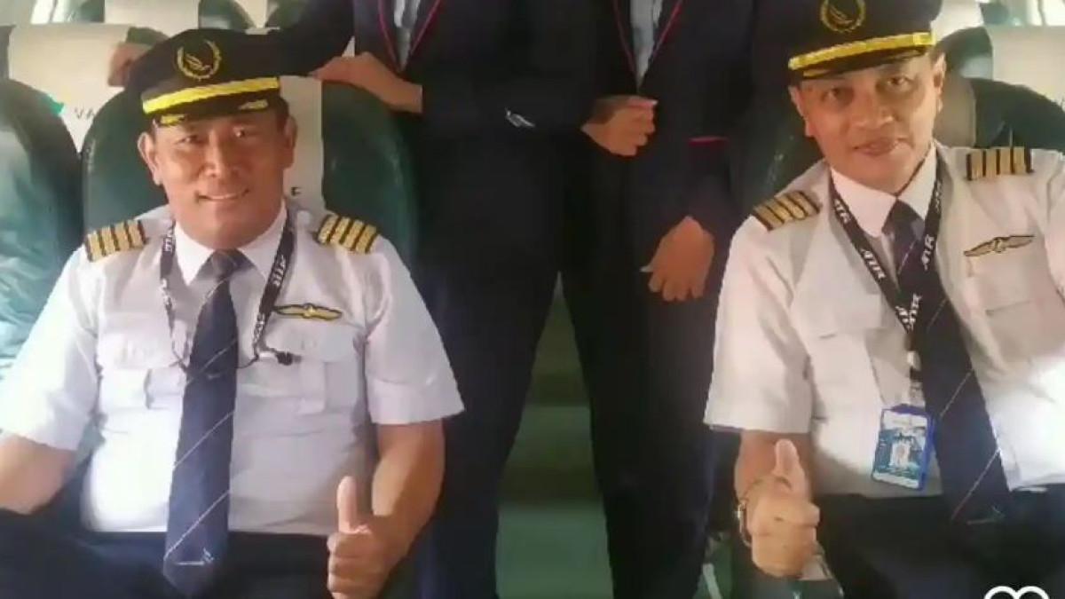 PILOT PESAWAT - Capt Andy Dahananto (kanan), pilot pesawat ATR Indonesia Air Transport yang dilaporkan hilang kontak di wilayah Leang-Leang, Kabupaten Maros, Sulawesi Selatan, Sabtu (17/1/2026). Andy Dahananto diketahui menjabat sebagai Direktur Operasi Indonesia Air sejak Juni 2019 dan merupakan lulusan Juanda Flying School angkatan 1987.