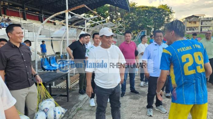 NONTON: Gubernur Sulawesi Utara, (YSK), menonton langsung pertandingan persahabatan antara Persma Manado melawan PS Kuda Laut Belang di Stadion Klabat Manado, Sabtu (17/1/2026)