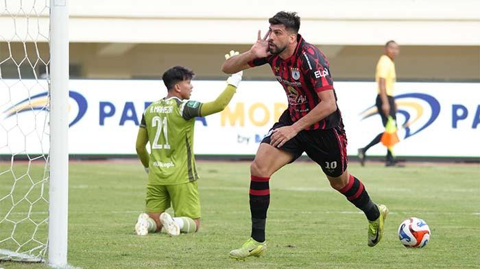 SELEBRASI GOL - Striker asing Matheus Silva merayakan gol ke Persela Lamongan. Stadion Lukas Enembe menjadi saksi ketangguhan Persipura Jayapura saat menjamu Persela Lamongan di Stadion Lukas Enembe, Jayapura, Papua, Sabtu (27/12/2025).