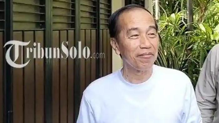 POLEMIK IJAZAH JOKOWI - Presiden ke-7 RI Joko Widodo atau Jokowi saat ditemui di kediamannya di Jalan Kutai Utara Nomor 1, Kelurahan Sumber, Kota Solo,Senin (5/5/2025). Keaslian ijazah Presiden ke-7 RI Joko Widodo (Jokowi) menjadi kunci tunggal bagi kelanjutan proses hukum Roy Suryo dan tujuh tersangka lainnya.