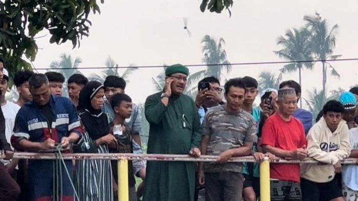 AZAN - Tokoh agama setempat mengumandangkan azan sembari pencarian terhadap F (11) yang dikabarkan hilang di Sungai Betung, Lebak Bandung, Kecamatan Jelutung, Kota Jambi, terus berlangsung, Sabtu (17/1/2026) sore.