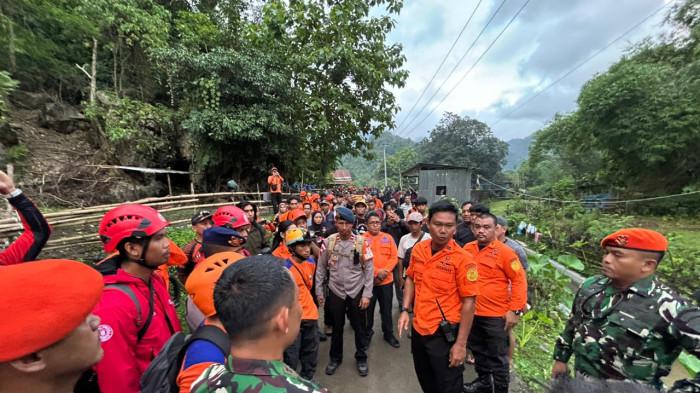 PESAWAT HILANG KONTAK - Suasana Lingkungan Panaikang, Kelurahan Leang-Leang, Kecamatan Bantimurung, Kabupaten Maros, Sabtu (17/1/2026).  Jaringan internet di sekitar Leang-Leang, Maros, mendadak sulit diakses pasca kabar jatuhnya pesawat ATR 42-500 Indonesia Air Transport. Di tengah keterbatasan sinyal, TNI mengandalkan internet satelit Starlink untuk mendukung operasi pencarian.