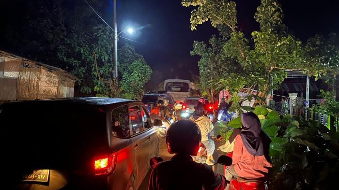 PESAWAT HILANG KONTAK - Suasana Lingkungan Panaikang, Kelurahan Leang-Leang, Kecamatan Bantimurung, Kabupaten Maros, mendadak ramai, Sabtu (17/1/2026). Belasan ambulans dan kendaraan keluar-masuk kampung menyusul kabar dugaan jatuhnya pesawat ATR 42-500 milik Indonesia Air Transport.
