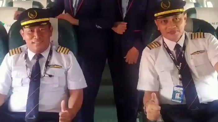 PILOT PESAWAT: Capt Andy Dahananto (kanan), pilot pesawat ATR Indonesia Air Transport yang dilaporkan hilang kontak di wilayah Leang-Leang, Kabupaten Maros, Sulawesi Selatan, Sabtu (17/1/2026). Andy Dahananto diketahui menjabat sebagai Direktur Operasi Indonesia Air sejak Juni 2019 dan merupakan lulusan Juanda Flying School angkatan 1987.